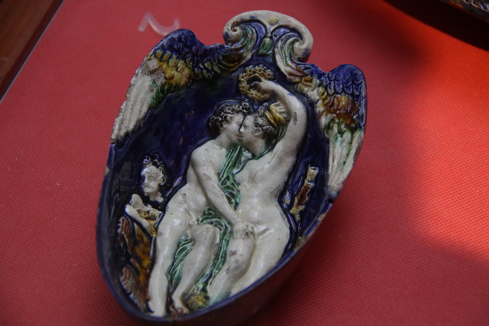 Il Collezionista Di Meraviglie_089.JPG - Salsiera con Marte e Venere - Scuola di Bernard Palissy - Francia, fine del XVI o inizio del XVII secolo